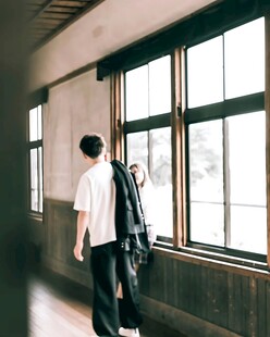 望向窗外的少年