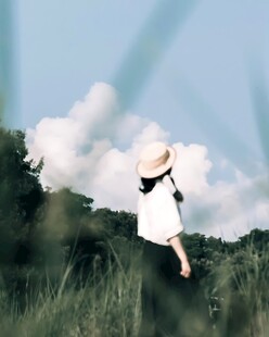 晴日山野漫步的少女