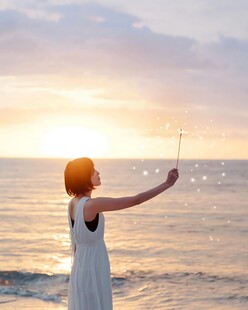 海边日落玩泡泡的少女