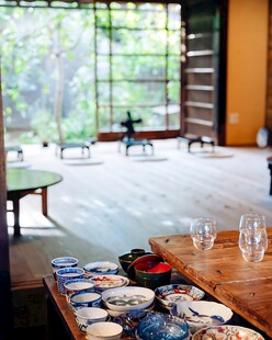日式和室临窗用餐场景
