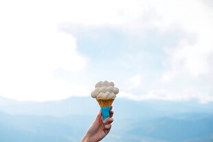 夏日海边手持冰淇淋