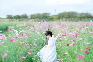 花海中的古风女子