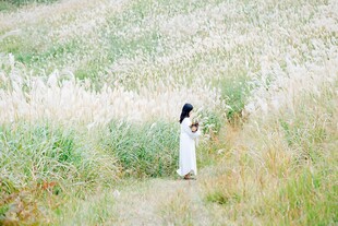 郊野白衣女子静立