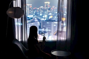 窗边看夜景的人物剪影