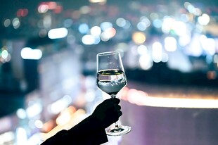夜色中举杯品酒