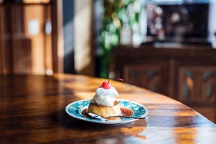 木桌上的奶油小甜点
