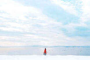 空旷海滩上的独行身影
