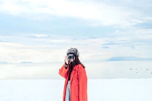 冬日雪地红衣女子