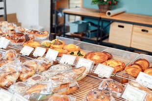 烘焙店陈列各式新鲜面包