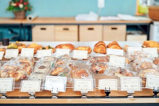 面包店展示柜新鲜烘焙面包