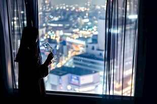 窗边眺望城市夜景剪影