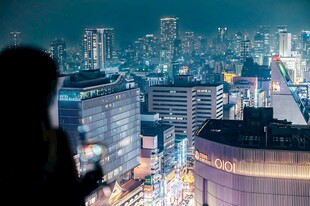 眺望城市璀璨夜景