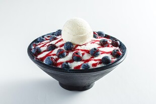 蓝莓雪冰配冰淇淋