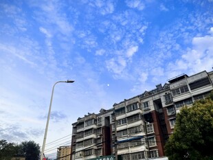 蓝天居民楼街景