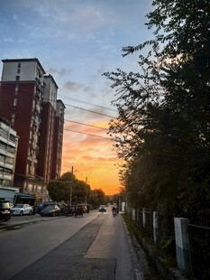 城市街道黄昏日落美景
