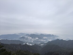雾霭层叠山峦远景