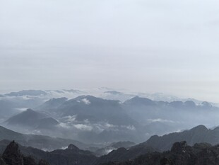 雾绕层叠远山