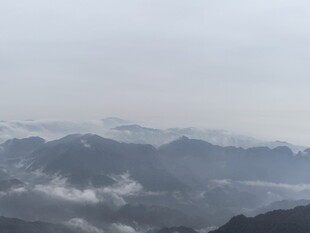 雾绕层叠山峦