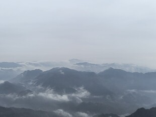 朦胧雾绕层峦山景