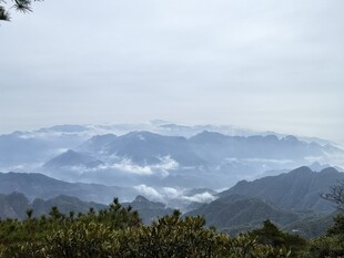 雾绕层峦山野远景