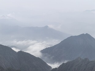 雾绕层叠远山风光
