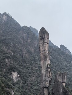擎天石柱山野奇景