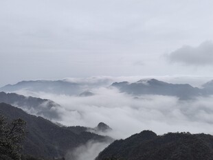 山间云海朦胧山景