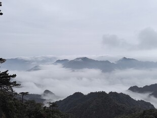 雾绕群山云海风光