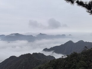 山间云海朦胧山景