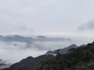 雾绕青山朦胧山景