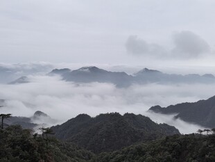 山间云海朦胧山景