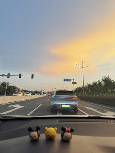 黄昏城市道路行车视角