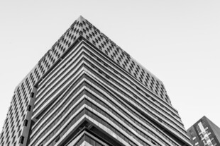 黑白几何建筑仰拍