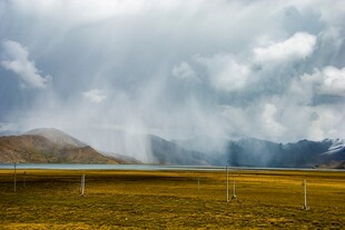 高原旷野雨景风光