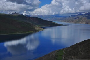 高原湖泊湖天一色