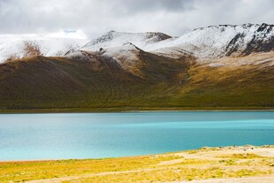 高原湖泊雪山风光