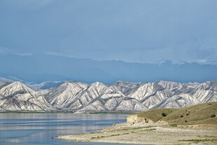 高原湖岸远山风光