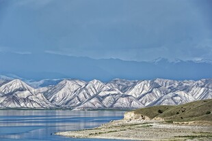 高原湖岸雪山风光