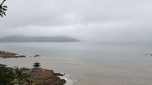 雾天海岸朦胧风光