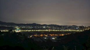 暮色郊野城市灯火远景