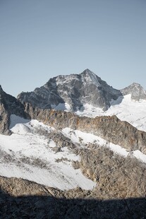 晴日雪山高原景观