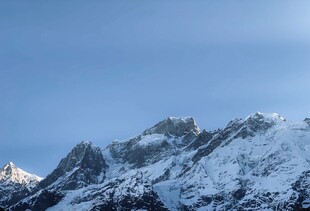 晴空下的雪山风光