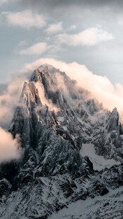 霞光下的巍峨雪山