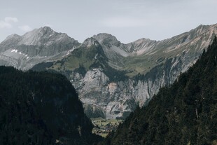 阴天层叠山野风光