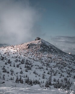 冬日雪山自然风光