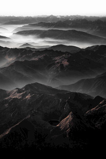 雾绕层峦水墨山景