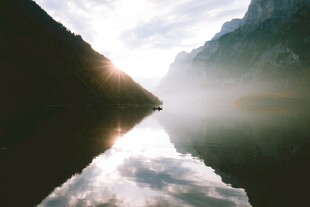 山水倒影日出风光