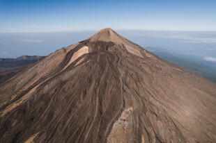 高空俯瞰火山峰顶