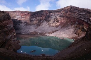 火山口湖自然景观