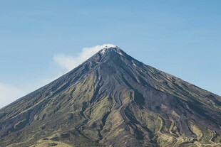 晴空下的锥形火山